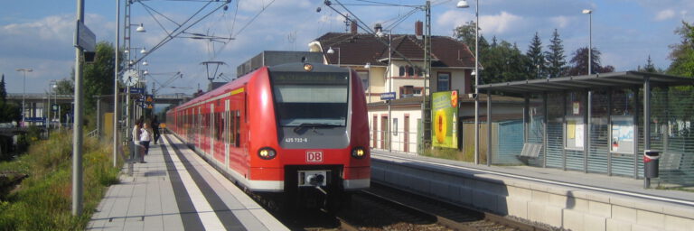 Bahnhof Bad Schönborn-Kronau mit einfahrender Rhein-Neckar-S-Bahn 425 722-6